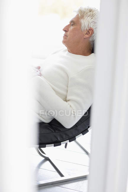 Gros plan d'un aîné dormant sur une chaise — Photo de stock