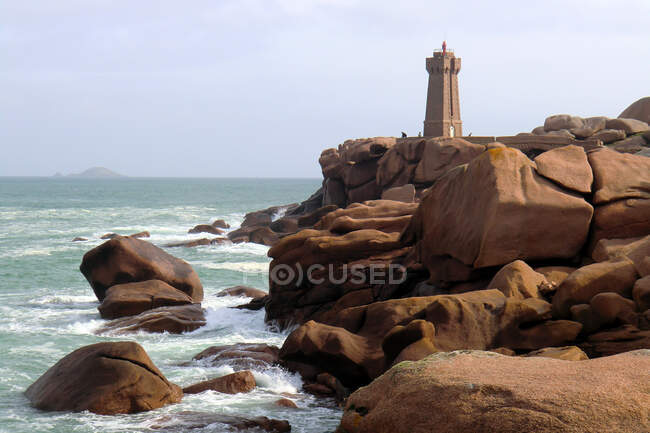 France, North-Western France, Brittany, lighthouse of Ploumanach, pink granite coast — Stock Photo