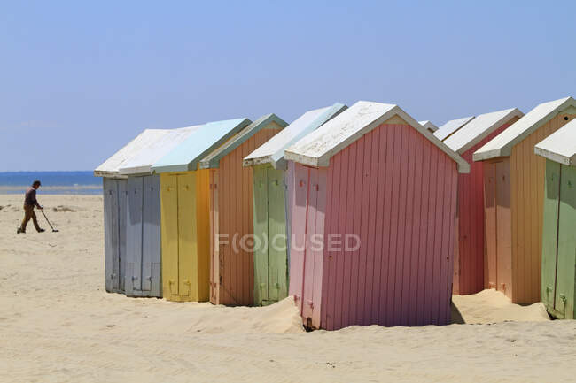 França, Costa Norte. Berck sur Mer. Cabanas de praia coloridas. — Fotografia de Stock