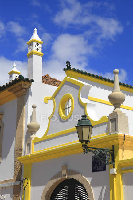Edificio contra el cielo azul, Portugal, Algarve - foto de stock