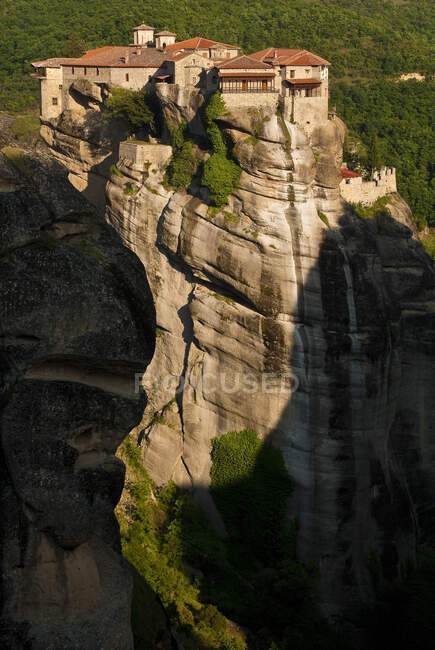Europe, Grece, Plain of Thessaly, Valley of Penee, World Heritage of UNESCO since 1988, Orthodox Christian monasteries of Meteora perched atop impressive gray rock masses sculpted by erosion, Monastery of Varlaam — Stock Photo