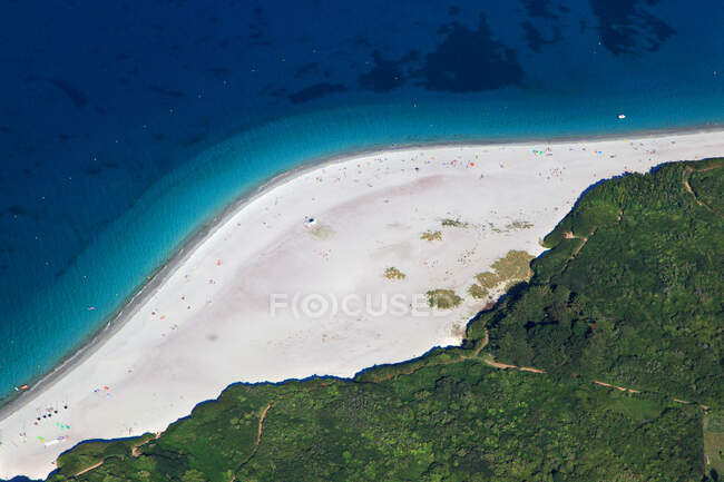 Francia, Bretaña, Morbihan. Isla Groix. Les Grands Sables, una de las raras playas convexas de Europa . - foto de stock
