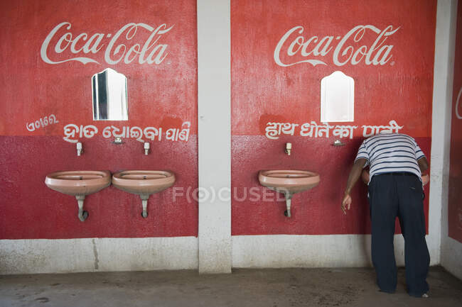 Indien, Western Orissa, Waschbecken eines Restaurants — Stockfoto