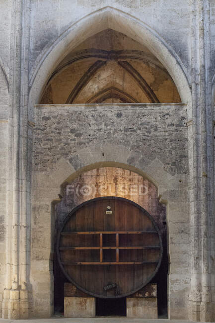 Francia, sur de Francia, Vileveyrac, abadía cisterciense de Santa María de Valmagne, siglo XIII, estilo gótico, nave convertida en bodega después de la Revolución - foto de stock