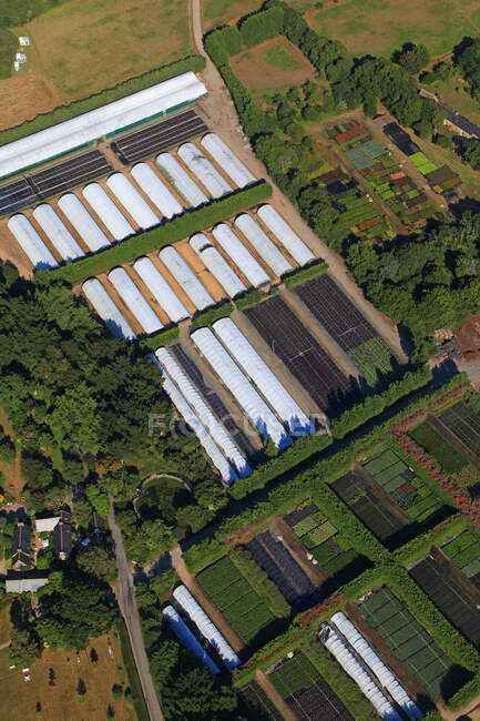 Francia, Bretaña, Morbihan. Vista aérea de granjas. - foto de stock