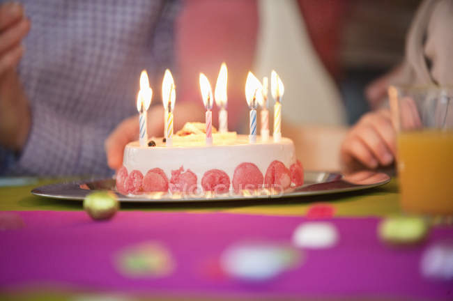 Primer plano de pastel de cumpleaños, enfoque selectivo - foto de stock