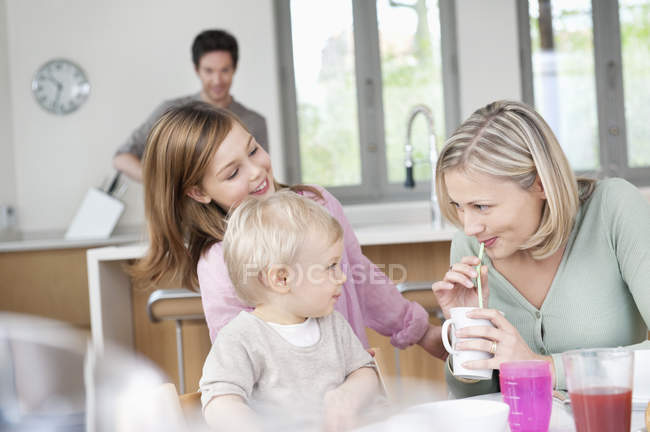 Famiglia felice divertirsi a tavola colazione — Foto stock