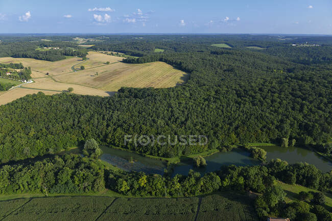 Francia, Dordoña, vista aérea de la campaña Burdeos, bosque y río en primer plano - foto de stock