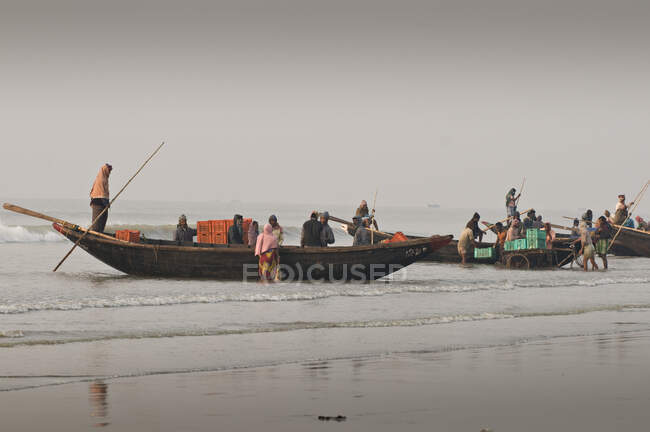 India, Bengala Occidental, Digha, Regreso de la pesca - foto de stock