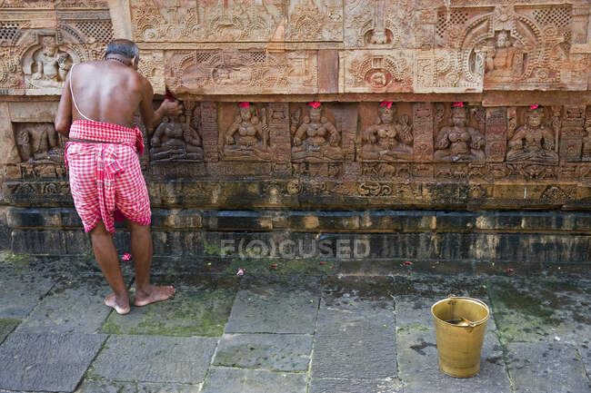 Inde, Orissa, Bhubaneswar, temple Parsurameswara, 7ème siècle, Brahman effectuant un rituel — Photo de stock