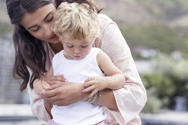 Крупним планом щаслива мати обіймає маленького сина на відкритому повітрі — стокове фото