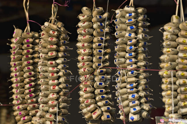 Indien, Orissa, Bhubaneswar, Feuerwerkskörper zum Verkauf — Stockfoto
