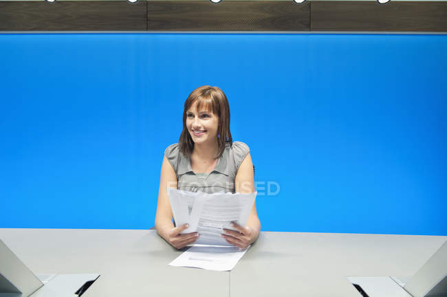 Ділова жінка робить документи в конференц-залі — стокове фото