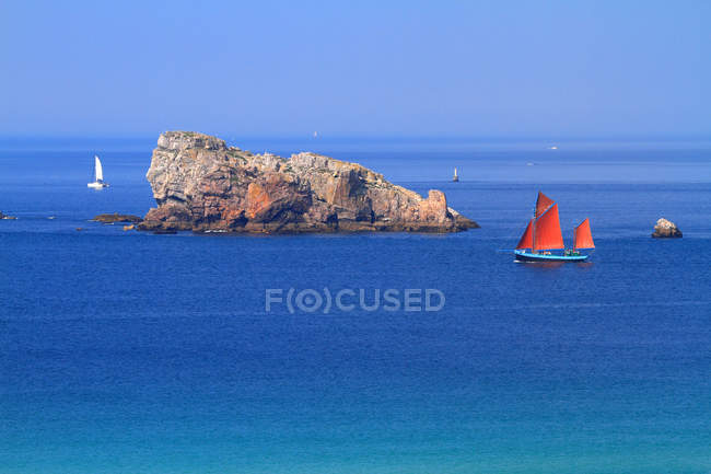 Vista panorámica de Lion Rock en Francia, Bretaña, Península de Crozon. - foto de stock