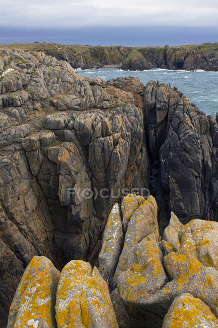 Франція, Західна Франція, острів Єу, скелі на північному заході острова. — стокове фото
