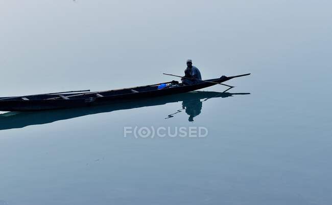 Africa, Mali, fisherman in a dugout in front of the city of Segou — Stock Photo