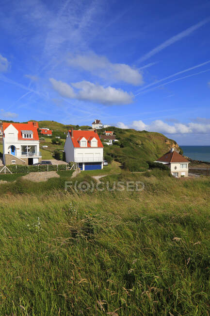 Francia, Costa Norte. Cap Gris-Nez, Audinghen, casas junto al mar - foto de stock