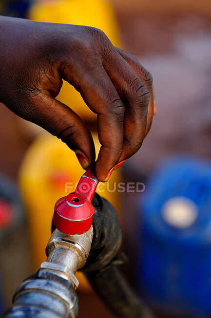 Afrique, Burkina Faso, région de Ziga, utilisation de l'eau potable à l'usine de traitement de l'eau de Ziga — Photo de stock