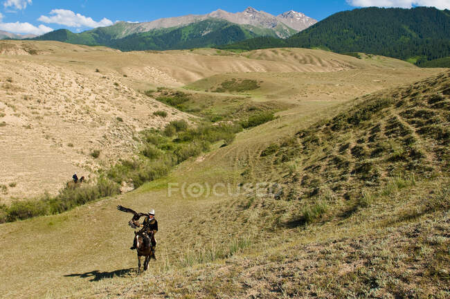 Asia centrale, Kirghizistan, provincia di Issyk Kul (Ysyk-K? l), valle di Juuku, Talgarbek Chaibirov il cacciatore di aquile e il suo amuleto Toumar — Foto stock