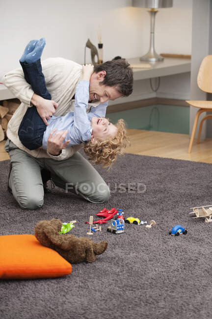 Uomo che gioca con suo figlio — Foto stock