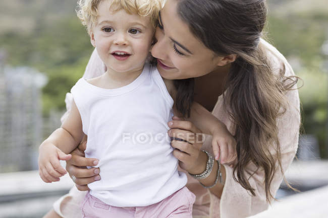 Nahaufnahme einer glücklichen Mutter, die mit ihrem Sohn im Freien spielt — Stockfoto