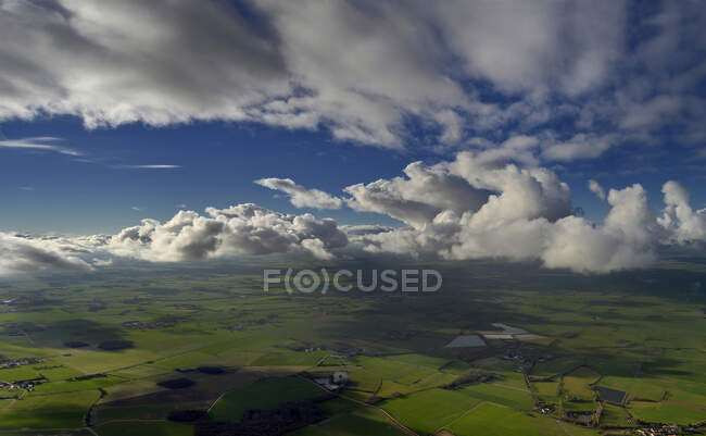 Francia, vista aérea a la altura de las nubes que cubren el campo de Vendee - foto de stock