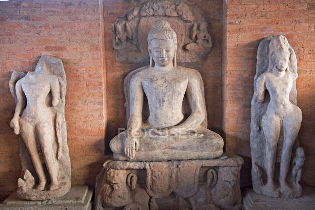 India, Chhattisgarh, Sipur, Buda de la Esvástica Vihara, Buda Vihar - foto de stock