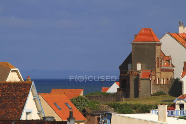 Vista panorámica de los edificios en Francia, Costa Norte - foto de stock