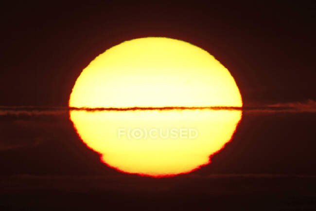 Франция, Нормандия. Крупный план искажённого солнца незадолго до захода солнца. — стоковое фото