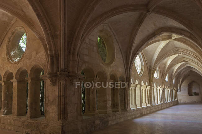 Франція, Південна Франція, Вілевейрак, цистерціанське абатство Святої Марії Валмагненської, клуатр 12 століття. — стокове фото