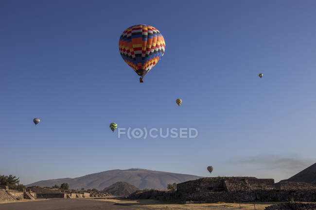 Mexico, Mexico State, Hot air balloons over the archaeological pre-Columbian site of Teotihuacan, 200 BC, Unesco World heritage — Stock Photo