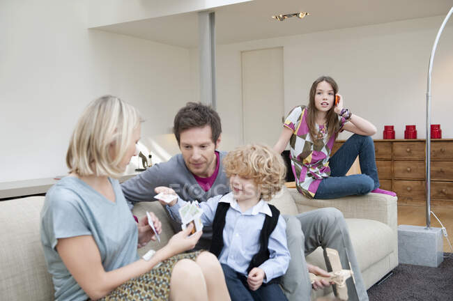 Familia en una sala de estar - foto de stock
