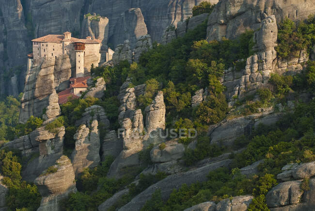 Europe, Grece, Plain of Thessaly, Valley of Penee, World Heritage of UNESCO since 1988, Orthodox Christian monasteries of Meteora perched atop impressive gray rock masses sculpted by erosion, the Roussanou convent — Stock Photo