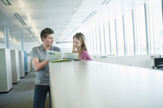Ejecutivos de negocios haciendo papeleo en una oficina - foto de stock