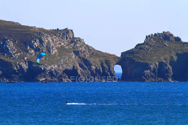 France, Bretagne, péninsule de Crozon. Point de Dinan. Cerf-volant surfeur. — Photo de stock