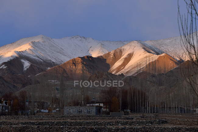 India, Ladakh, Stato indiano Jammu e Kashmir, catene montuose himalayane che circondano la città di Leh — Foto stock
