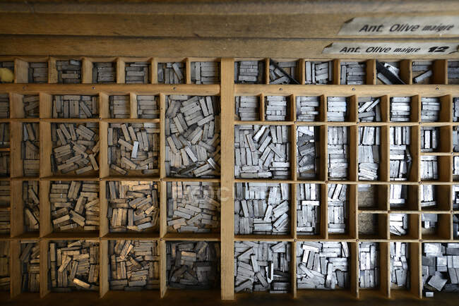 Francia, cajón con numerosos compartimentos que contienen letras de plomo utilizadas para la impresión antigua - foto de stock