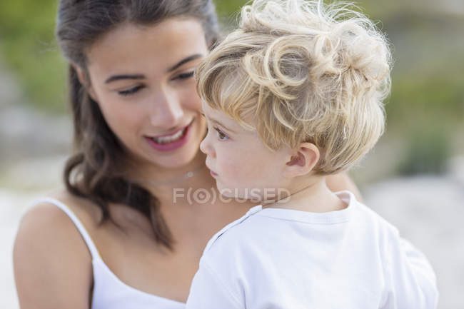 Nahaufnahme einer Frau, die ihren kleinen Sohn im Freien betrachtet — Stockfoto