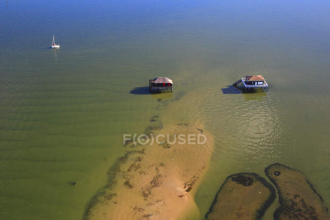 Francia, Gironda. Arcachon Bay. Bird Island. Cabina construida sobre pilotes. - foto de stock
