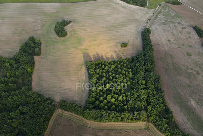 Frankreich, Dordogne, beackerte Felder und Wälder. Lichtpool — Stockfoto