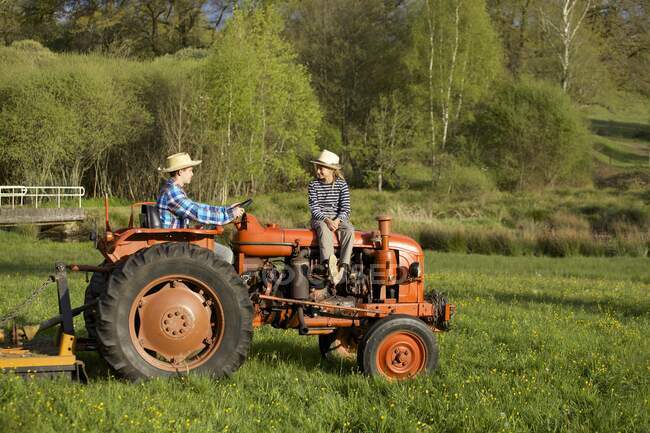 Дети на тракторе — стоковое фото