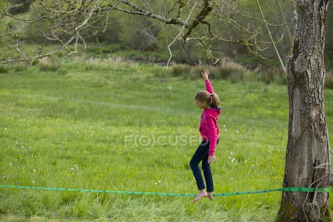 Young girl on a Slackline — Stock Photo