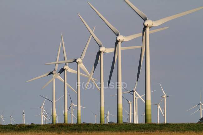 Alemania, molino de viento eléctrico - foto de stock