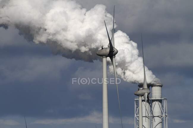Países Bajos, fábrica de chimeneas y molino de viento eléctrico - foto de stock