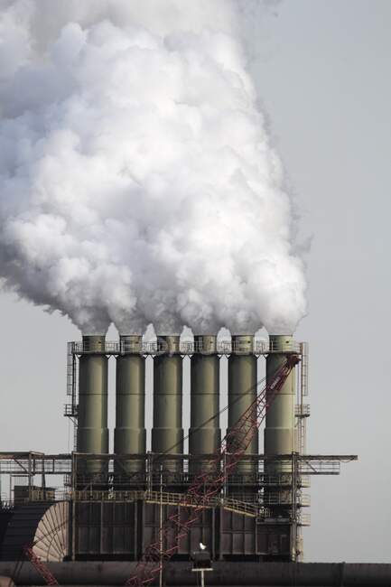 Países Bajos, chimeneas de fábrica a la hora del día - foto de stock