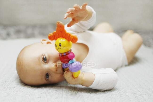 8 months baby boy lying down — Stock Photo
