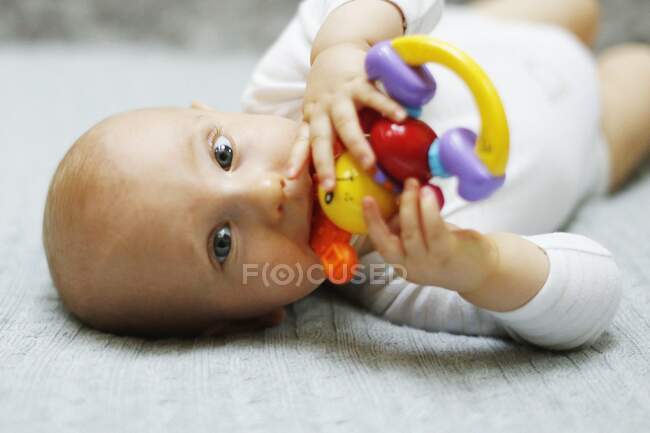 8 Monate Baby im Liegen — Stockfoto