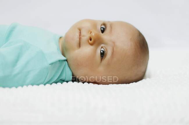 8 mesi bambino sdraiato — Foto stock
