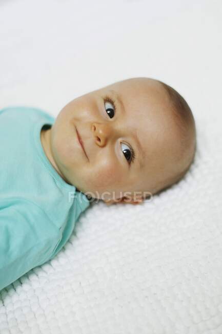 8 meses bebé niño acostado - foto de stock