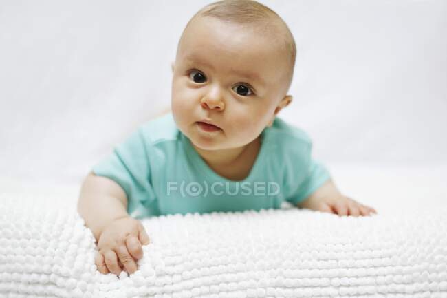 Portrait d'un bébé garçon de 8 mois — Photo de stock
